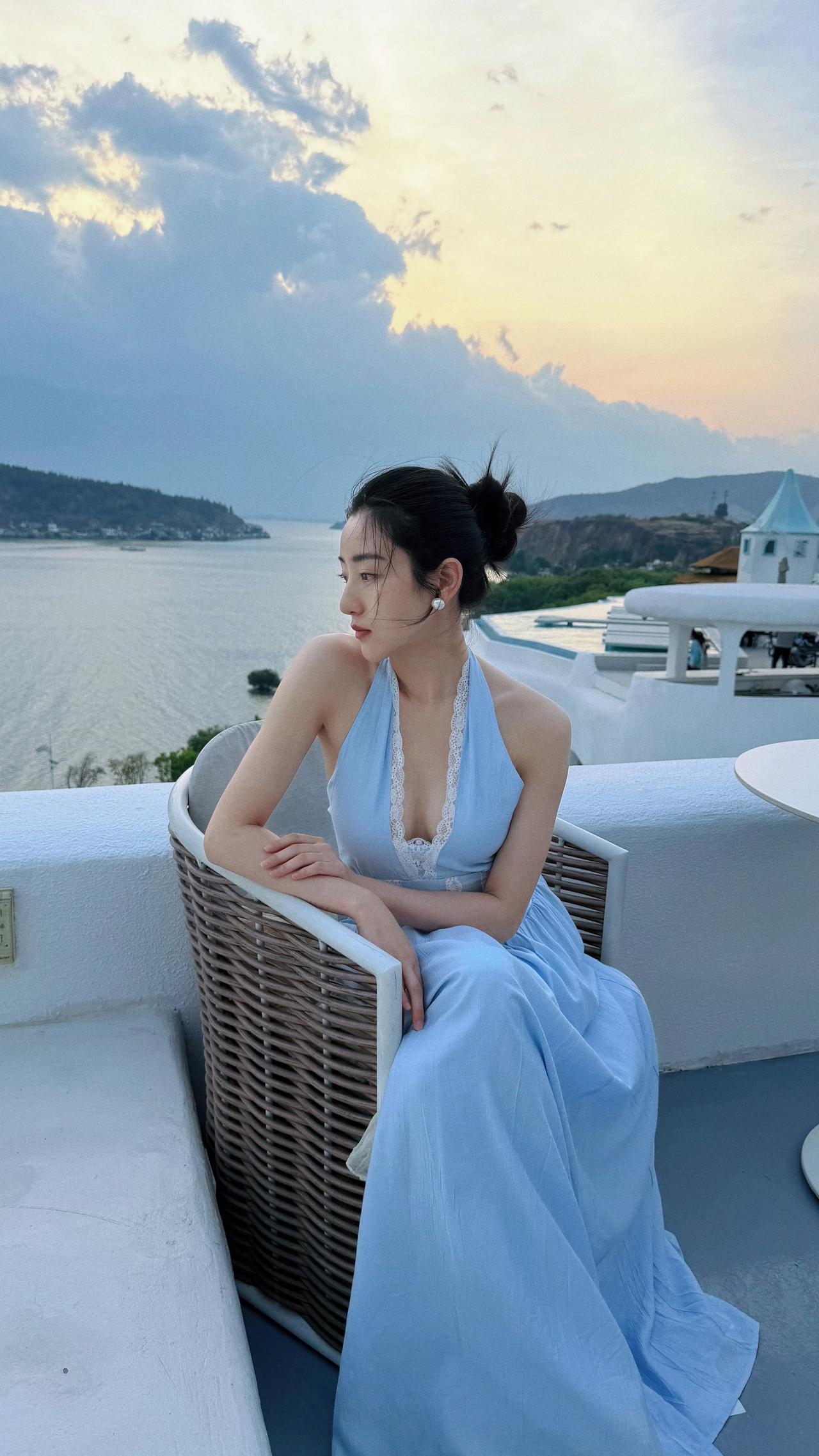 落日漫过湖面，晚风捎来温柔，
一身浅蓝奔赴一场山海黄昏，
把心事揉进暮色里，自在