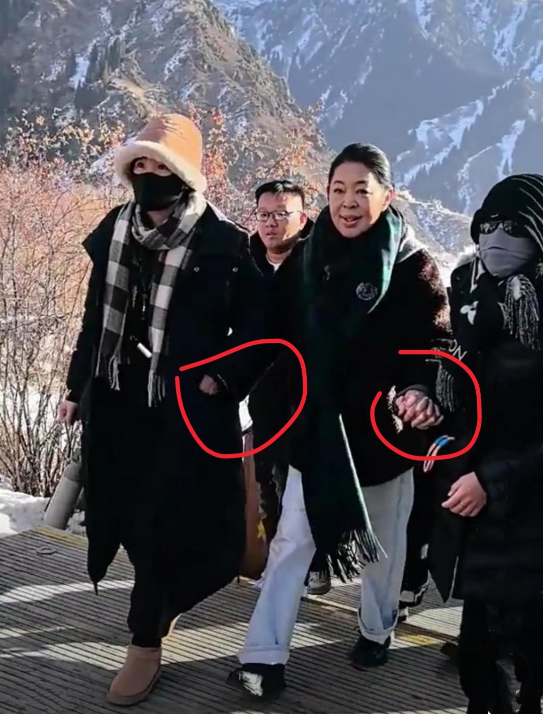 66岁的倪萍被人搀扶着上天山天池，倪萍真的老了，上山都需要人搀扶，不只是她容颜衰