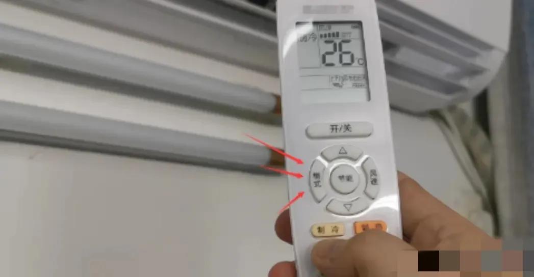 晚上睡觉空调开多少度合适？晚上睡觉时，空调一定不能开26度，调高一两度，会有意想