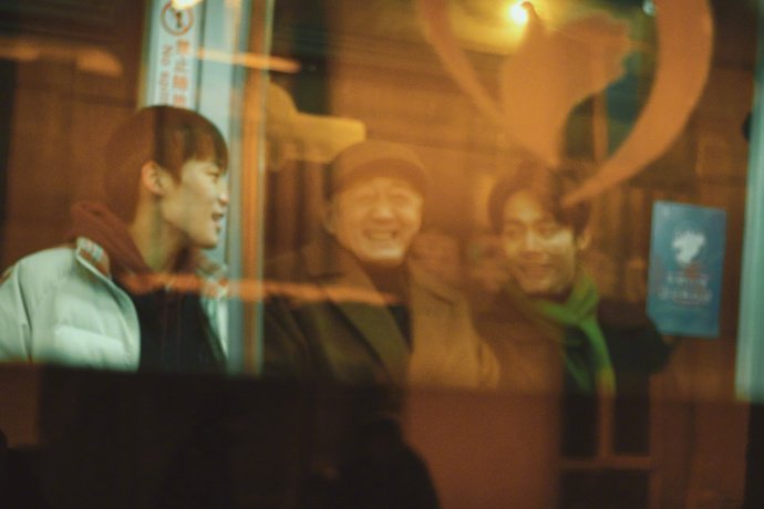 马天宇晒三人行夜戏照  马天宇晒了《三人行》夜戏的照片，开工顺利 