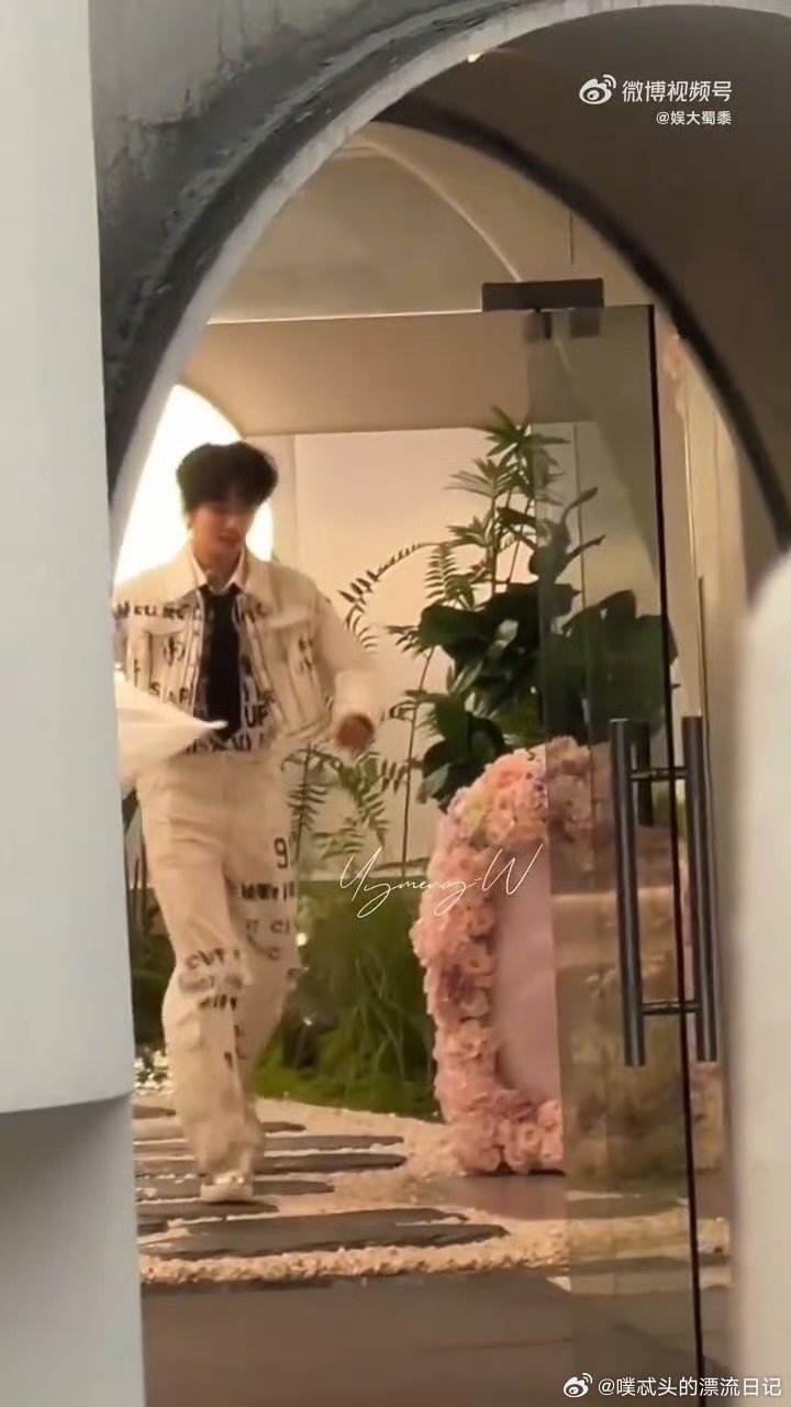 穆祉丞出发南京录周五晚高疯周五晚高疯 帅到发光的穆祉丞出发南京！周五晚高疯我必看