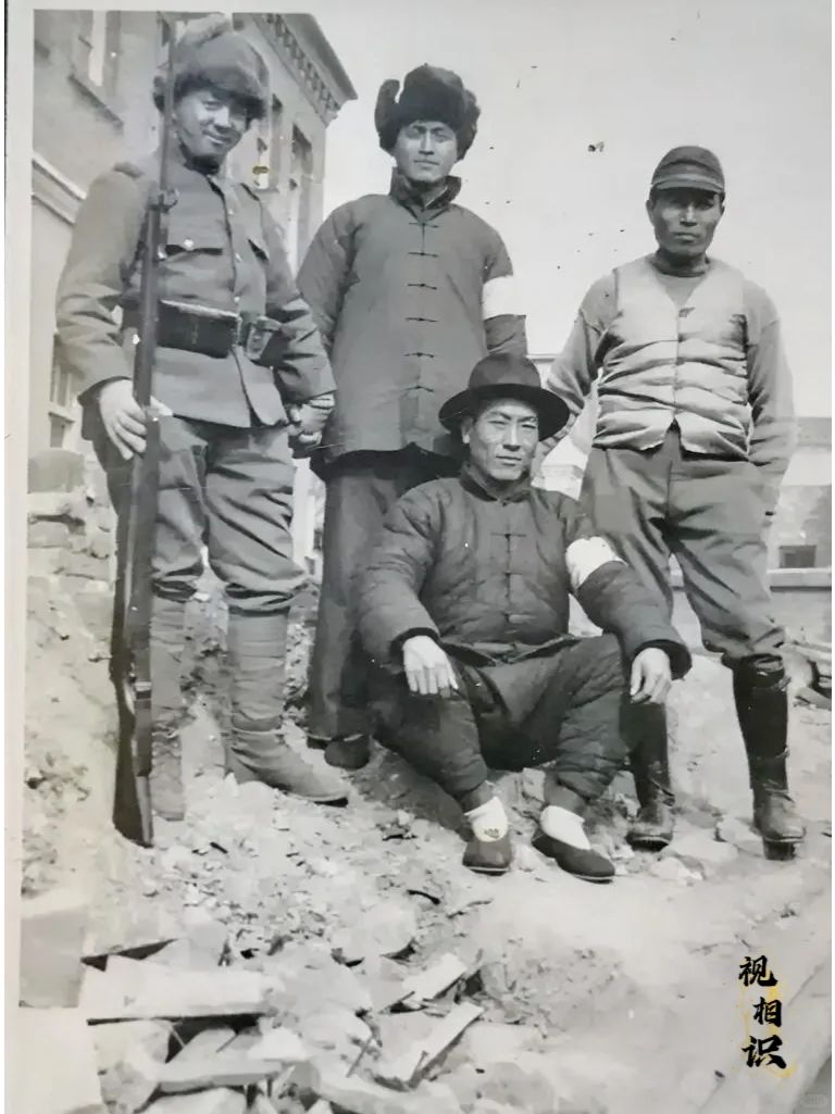 1940年，冀中沦陷区，两名汉奸和日寇的合影，面对镜头他们没有任何惭愧之色，反而...