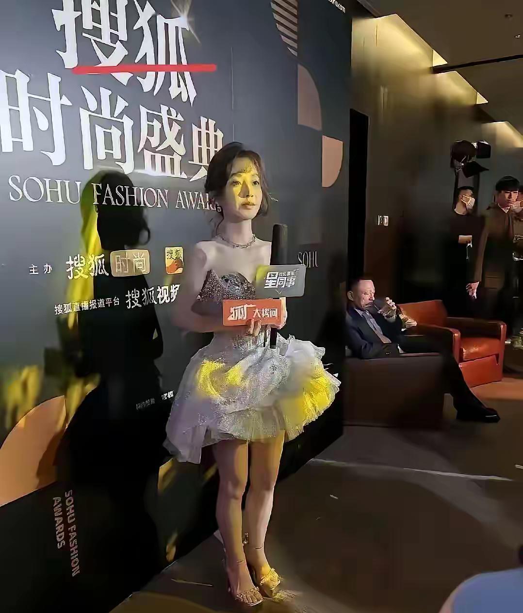 没有对比就没有伤害，冯提莫的身高暴露出来了，这下后期想P图也没法P啊！有蒋欣作为