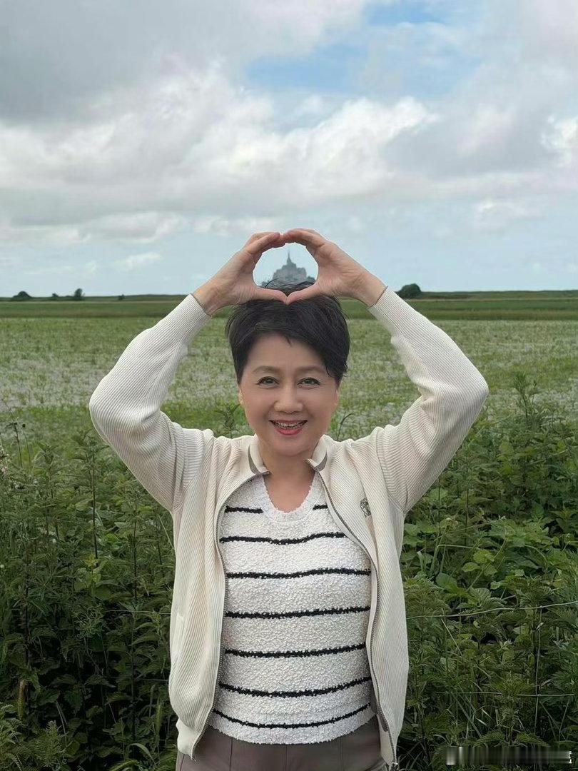 何猷君晒妈妈在婚礼上的照片当妈妈的在儿子婚礼上开心又可爱