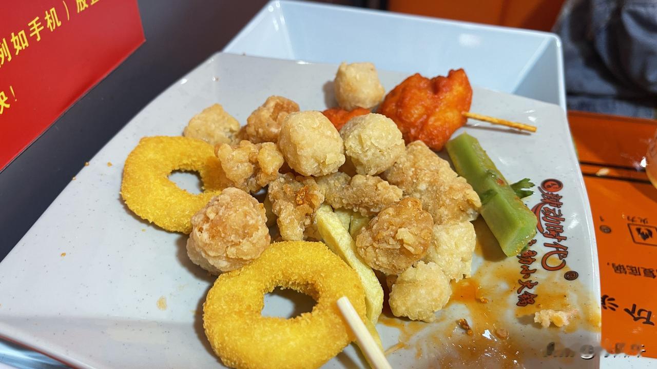 二三十元的自助小火锅，到底能吃个啥？！
最近带孩子去了附近一家自助小火锅，刚开吃