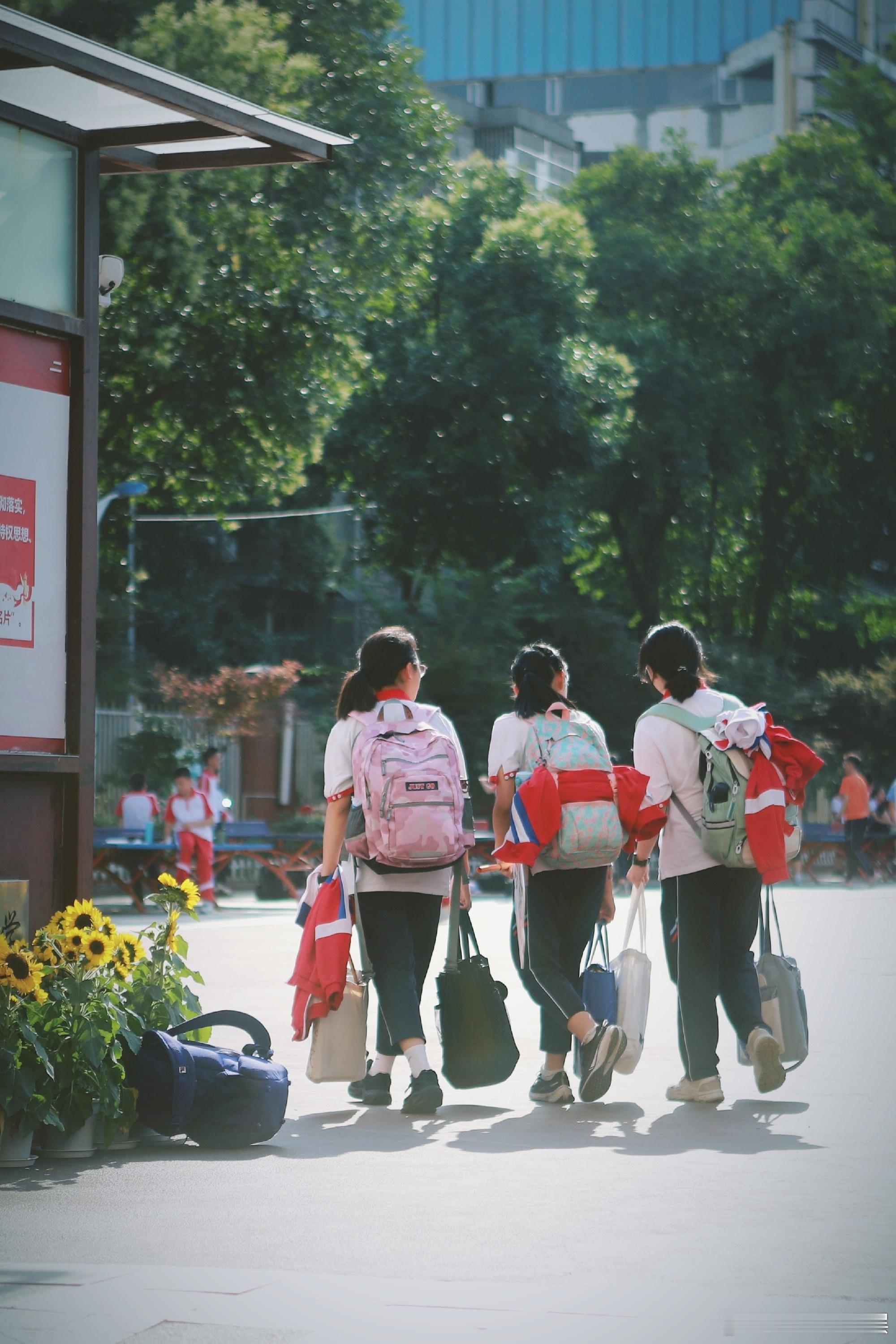 逗比小孩 背了四年的书包，拉链坏了。我说换个书包，人非不干，让我给她修拉链。真是