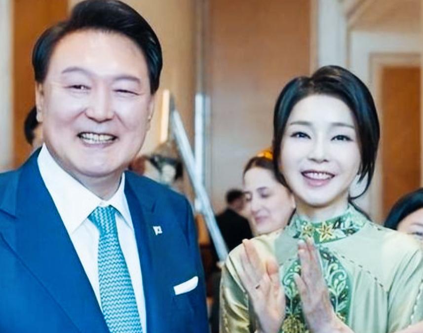 尹锡悦和金建希这前后对比，是不是形成了巨大的反差！
夫妻二人同一天在同一家法院受