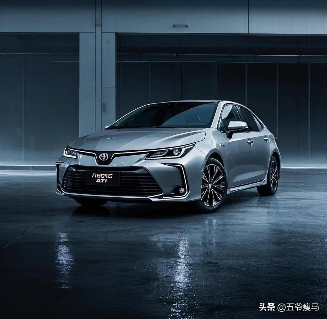 老陈的卡罗拉，长得平平无奇，却是小区里出了名的省油冠军+空间魔术师。
市区早晚高