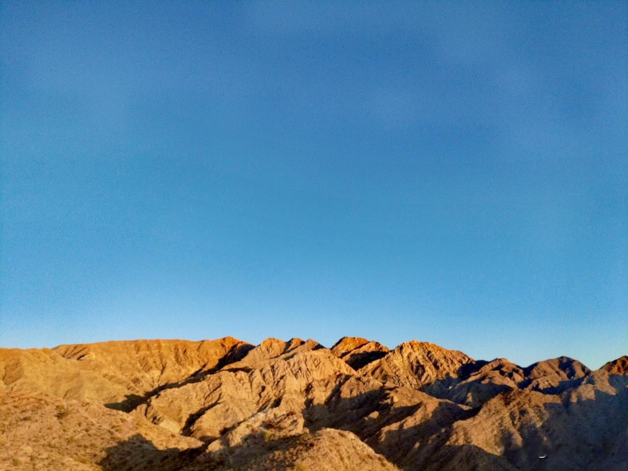 石头，是大山的骨头
尽管崩落不是堕落
还是把自己视为一个可耻的逃兵
允许凿子在身