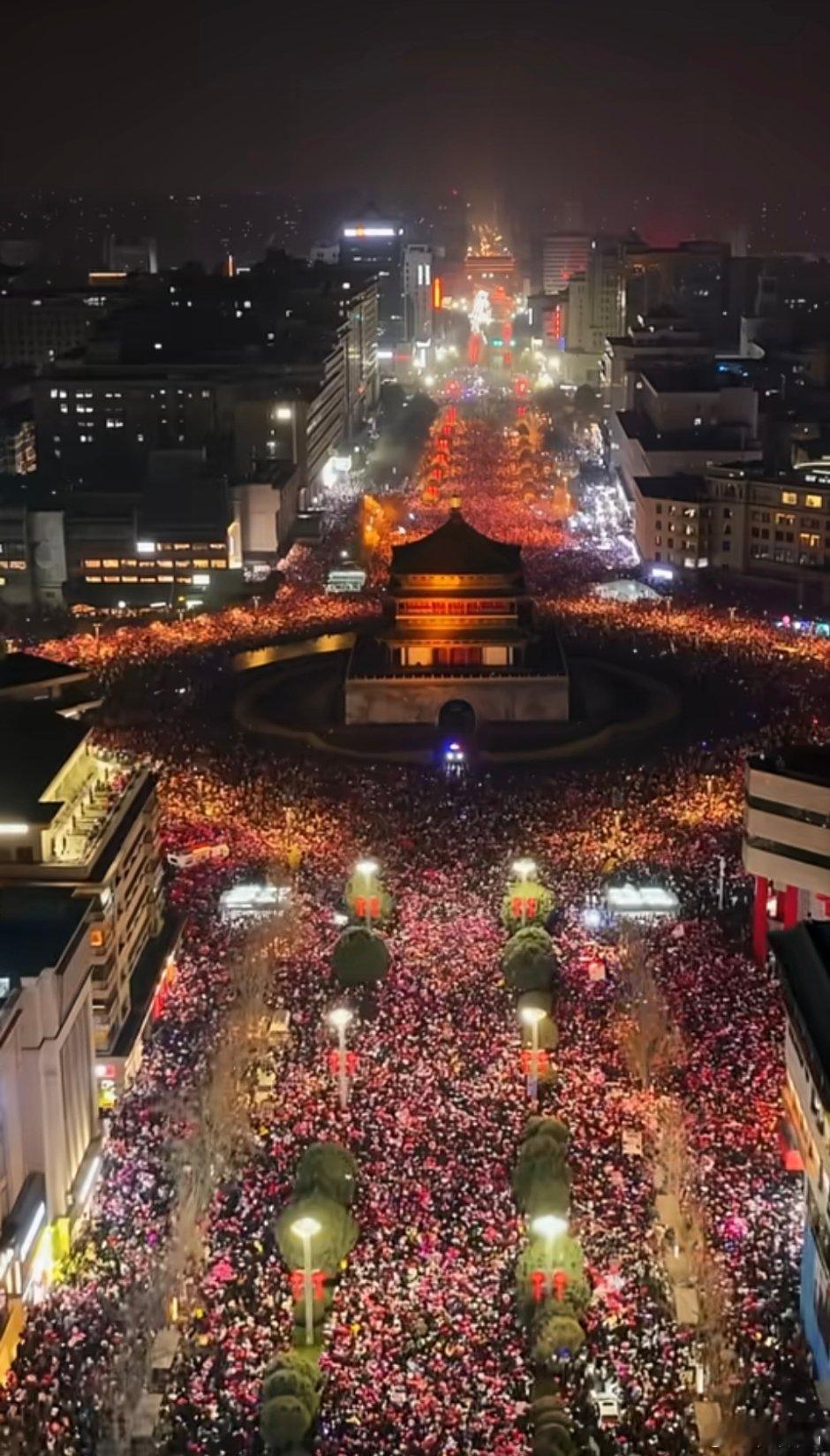 这是昨晚西安钟楼的盛况，跨年夜围的水泄不通。你们昨晚怎么跨年的？[吃瓜] 