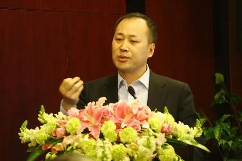 别搞抢券套路了！专家喊话直接打钱，网友吵翻了
 
消费券别再玩花活！万博新经济研