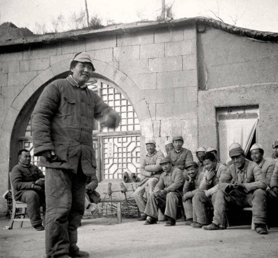 1951年毛泽东与昔日女劳模重逢，她当场一个小动作，毛泽东笑说你脾气真大呢！
1