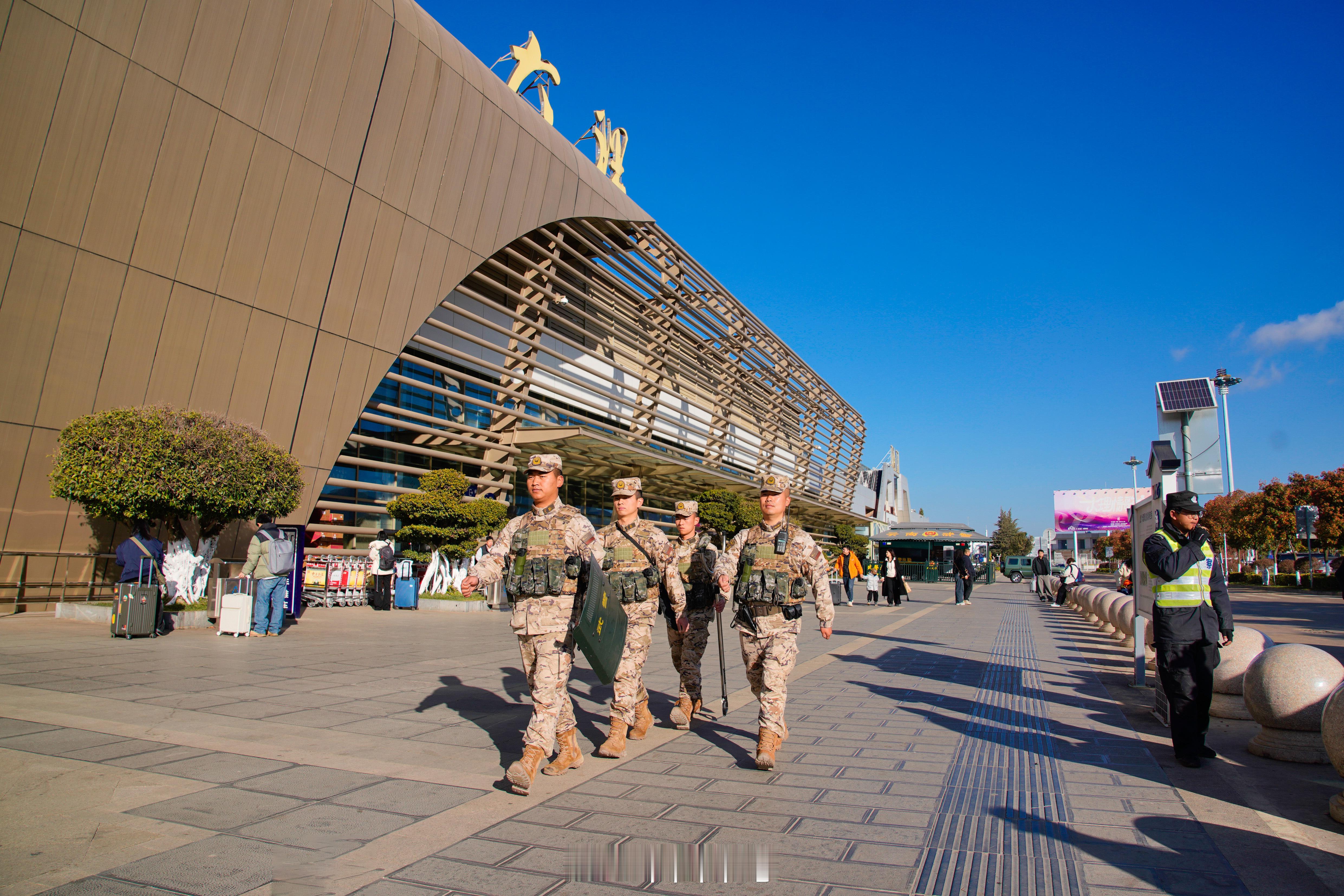 【坚守岗位！武警官兵守护返程旅客】元旦假期的最后一天，全国各大交通枢纽陆续迎来返