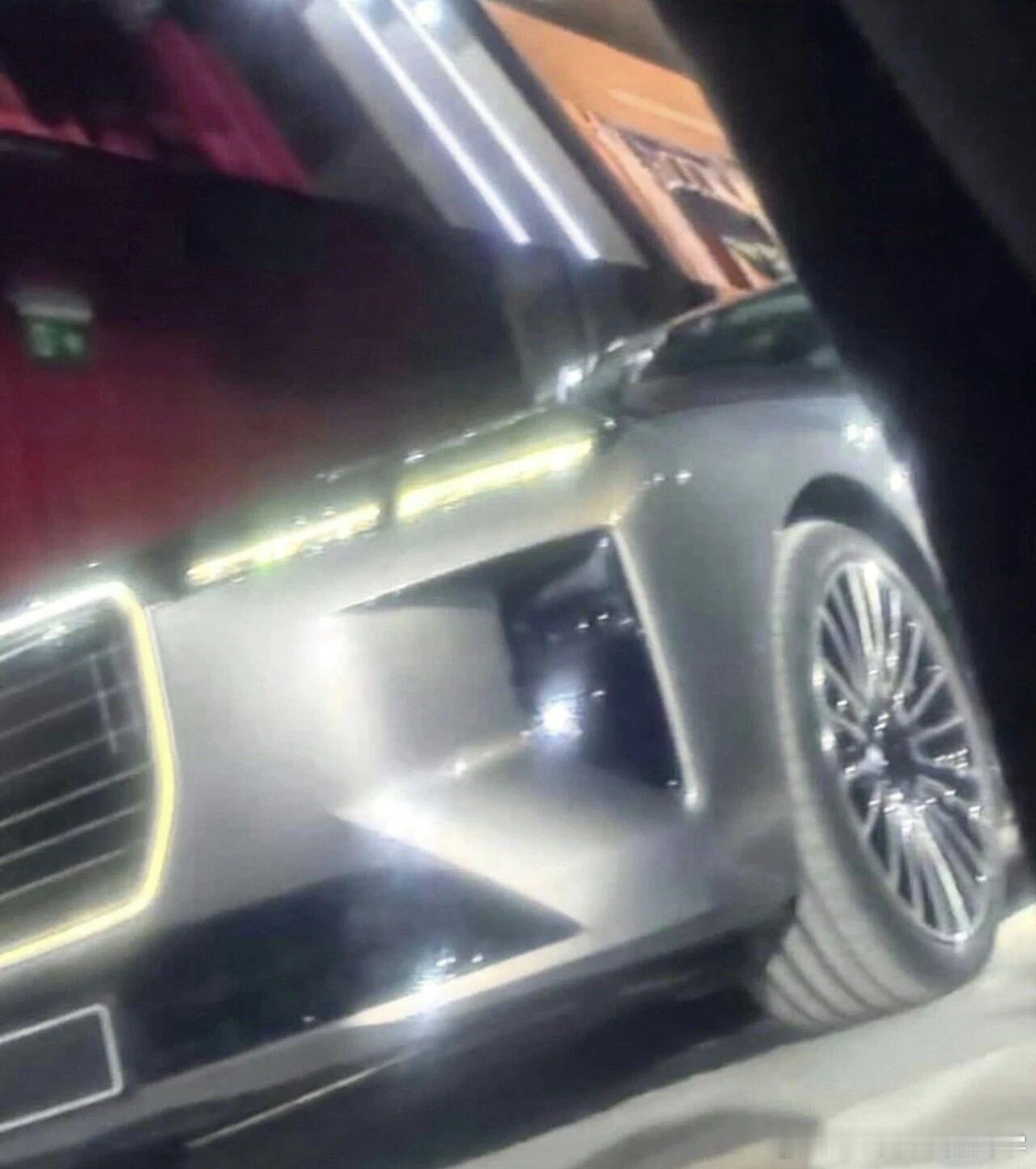 宝马大降价30万一方面是旗舰的顶配真很难卖，一百多万的车降30万还是一百多万，另