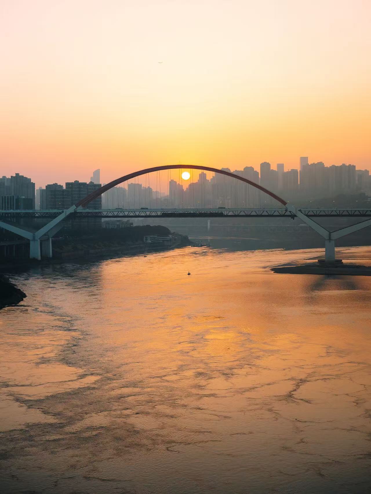 当进城办事的风吹到重庆山城 重庆这个城市累人是真累人，治愈也是真治愈。办事的时候