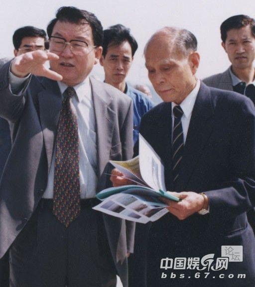 1999年，霍英东先生陪同广东省委李书记在南沙视察，二人一同研讨南沙长远发展蓝图