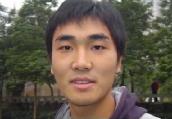 “每月就给我500块，资助不起装什么孙子！”2006年，贫困大学生向海清向媒体怒