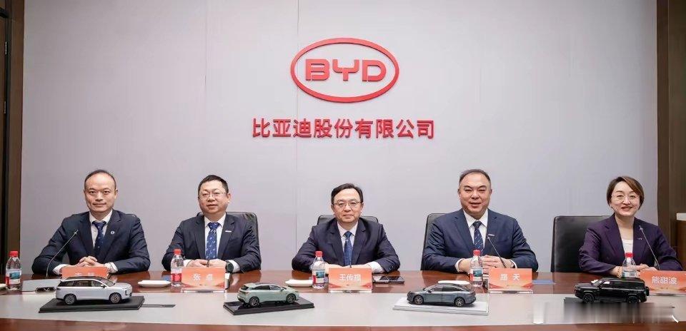 比亚迪：2026第一天，携手开干！今天是2026年的第一天，王传福就带着大家一起