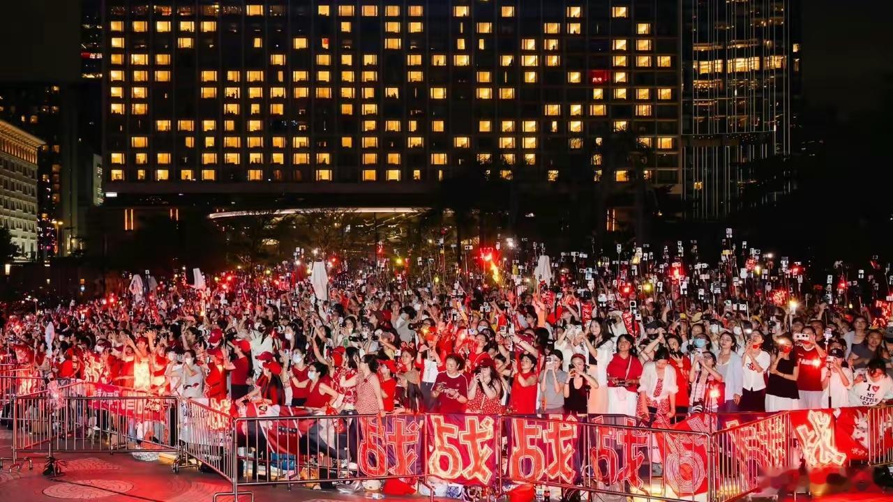 香港Hoytv有限娱乐报道肖战ysl活动肖战以YSL护肤全球代言人身份亮相香港尖