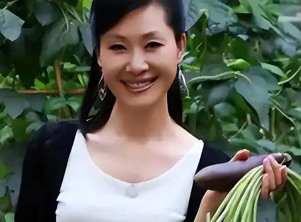 现在的于文华，长期定居在河北唐山玉田县的农村，日子过得安安稳稳。很多人不知道，早