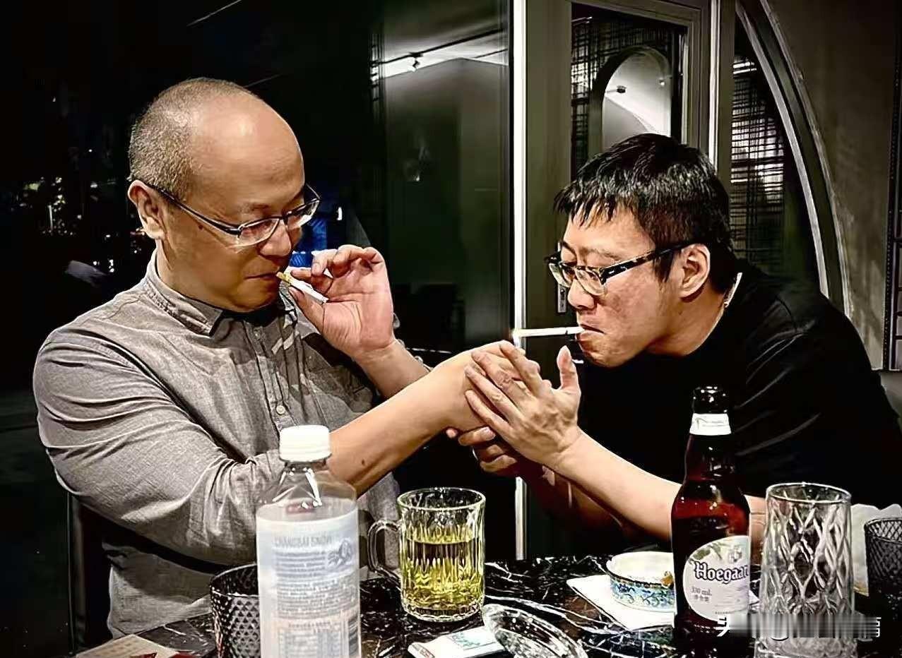 窦唯现在活的是真潇洒，不为名不为利，就是为了自己的开心，做自己喜欢的音乐。

平