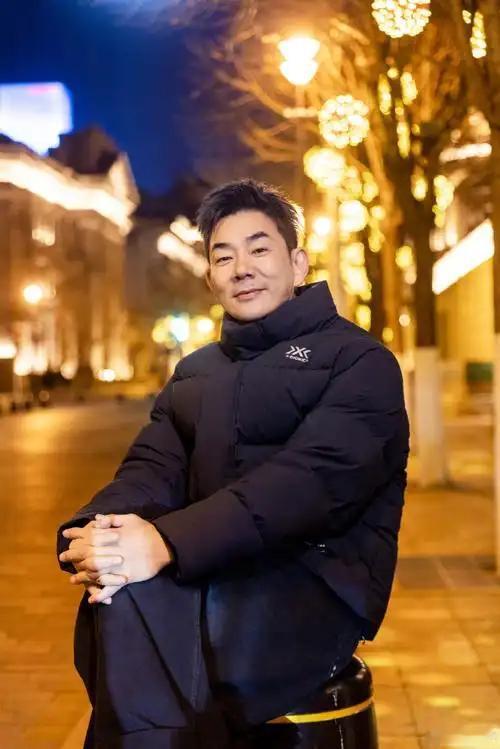 2026年新春，歌手任贤齐与南京交警携手，为广大民众送上了温馨的祝福。任贤齐 任