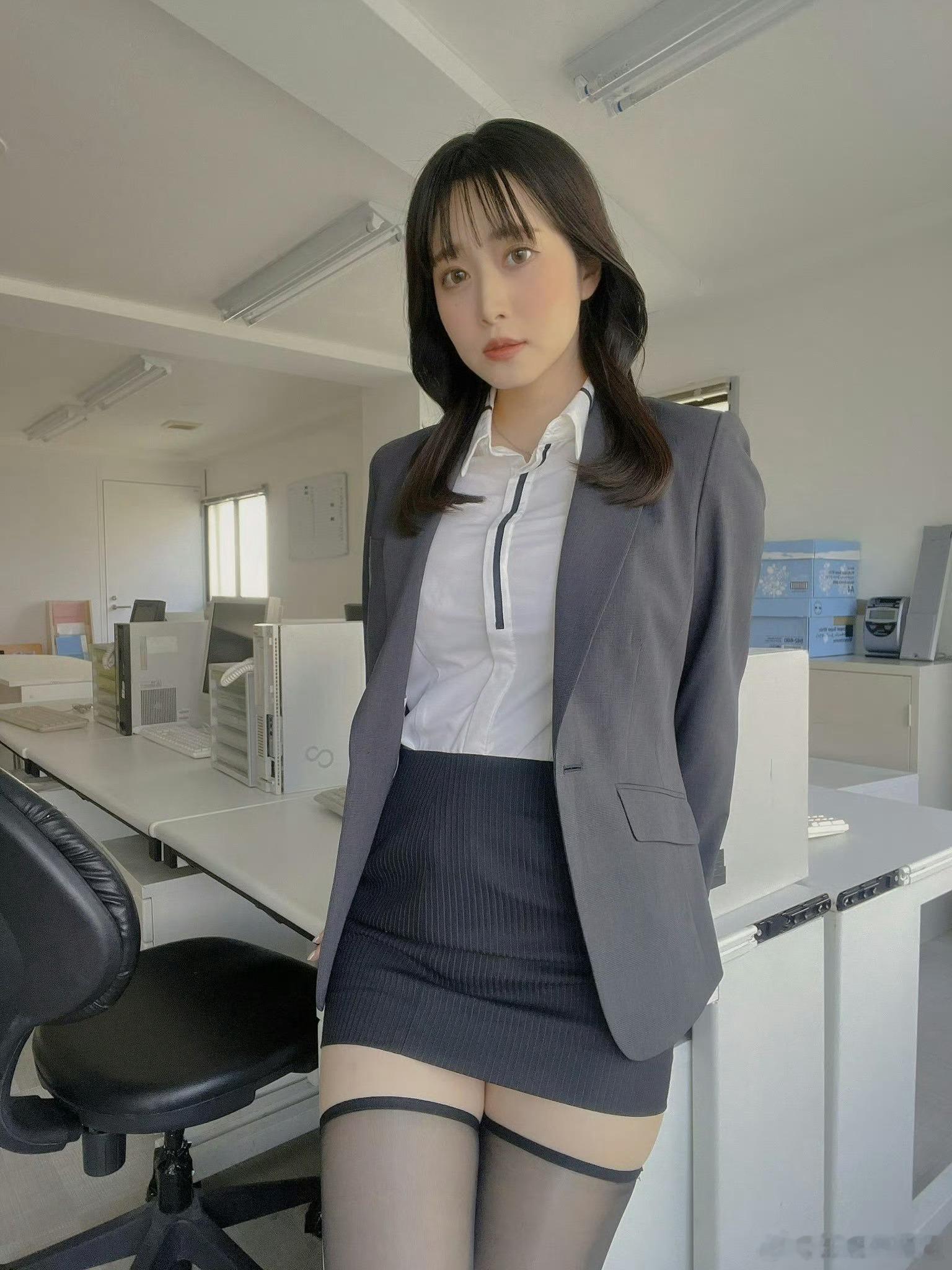 白岩冬萌，职业装太顶了！ 