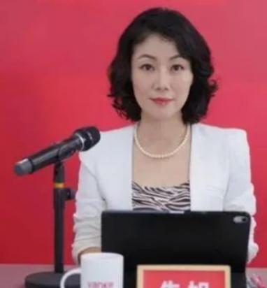 中国最贵的女秘书：年薪849万，虽已年近50岁了，还像个少女。这位女秘书就是朱旭