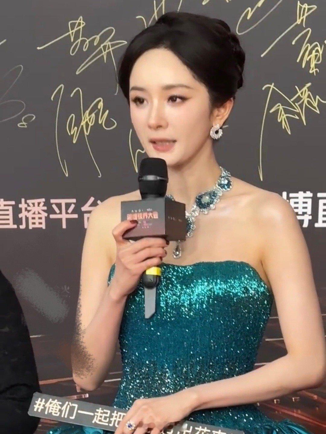 杨幂欧豪视界大会咬耳朵 就是说啥时候能二搭啊，杨幂、欧豪在微博视界大会一起走红毯