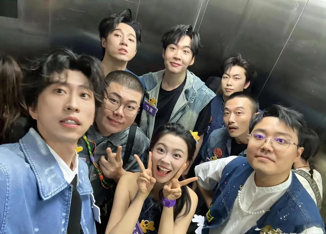 八仙子喜团的成员包括土豆、吕严、蒋易、孙天宇、胡博、孔令美、宗俊涛、张兴朝、王男