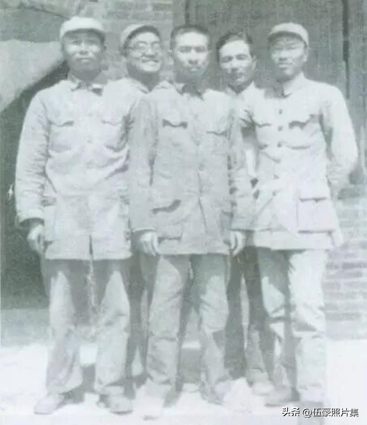 1944年，宋时轮（前左起）、陶铸、邓华、萧向荣（后左）、李涛（后右）在延安党校