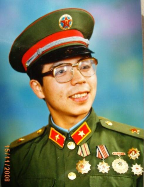 1984年，一名解放军战士不慎摔落悬崖和部队失去了联系，但令他万万没想到的是，他