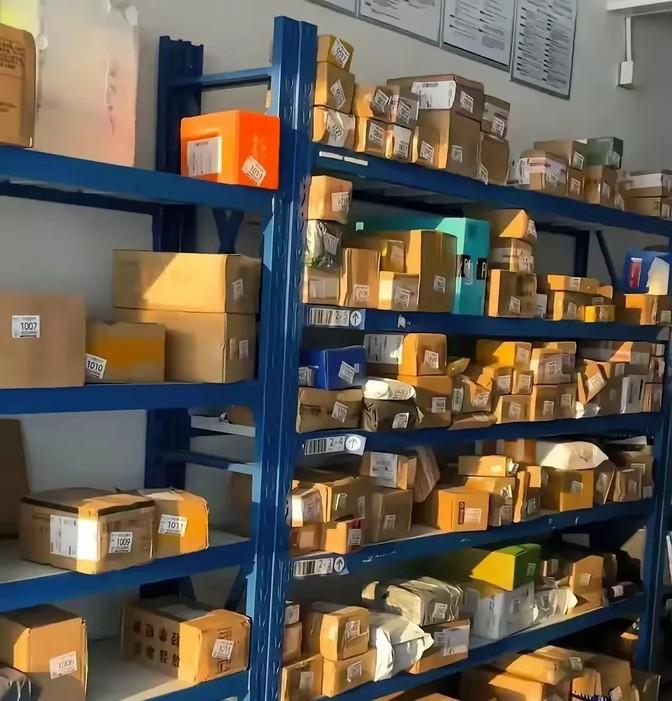 我老公花了十六万接了个快递点。这个点每天处理的快递量挺大的，能有一千五百来件，每