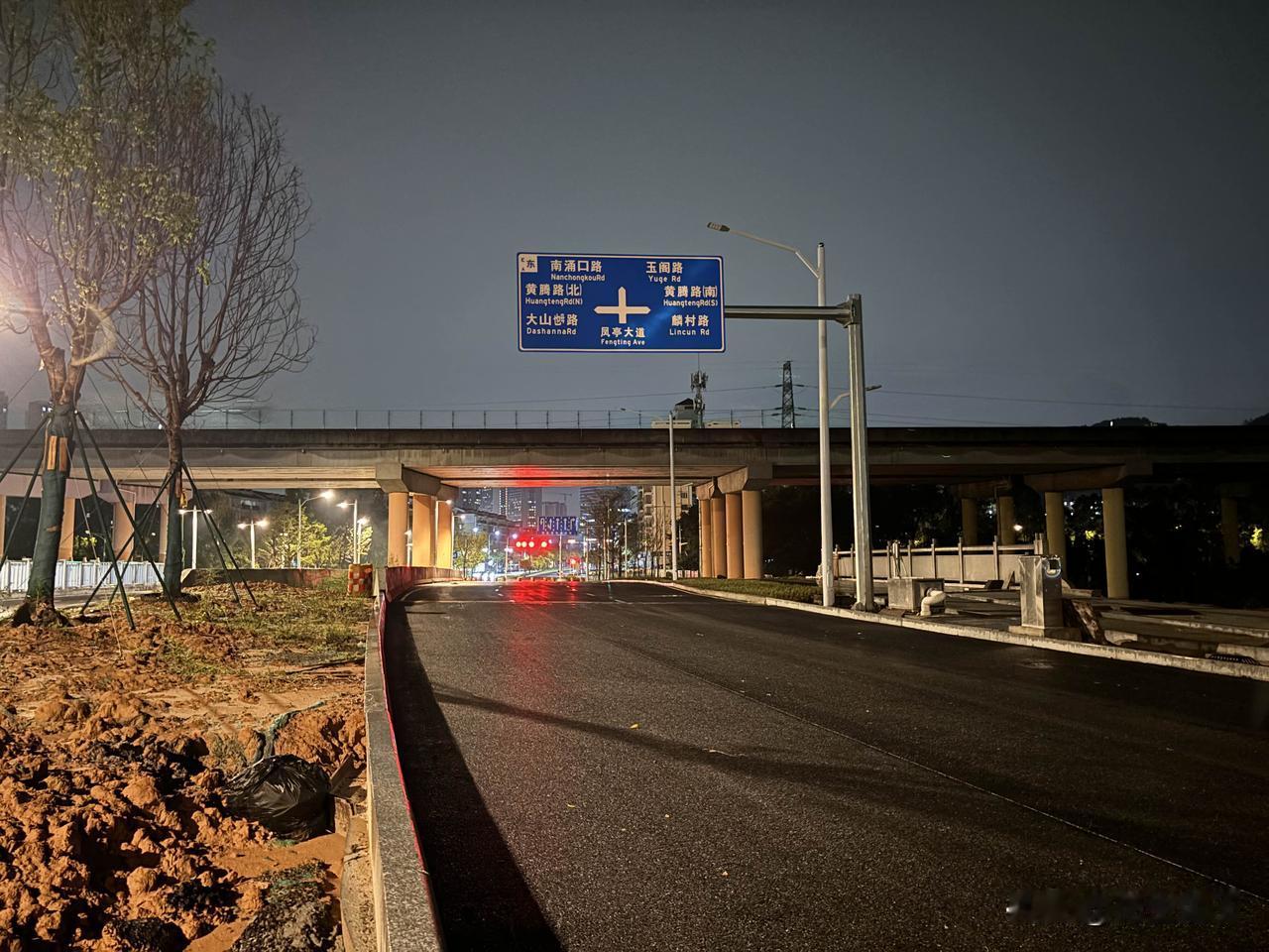 凤亭大道北行（海上明月至黄阁西路段）完成沥青铺设，即将进入划线施工。至此凤亭大道