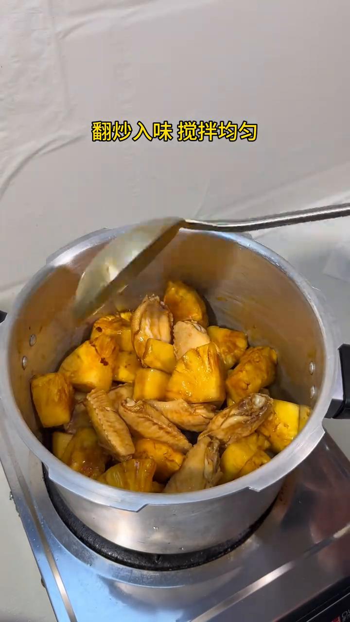 菠萝鸡翅。
·菠萝倒入锅里，焯好水鸡翅。
·加入姜片、生抽、老抽、蚝油，翻炒入味