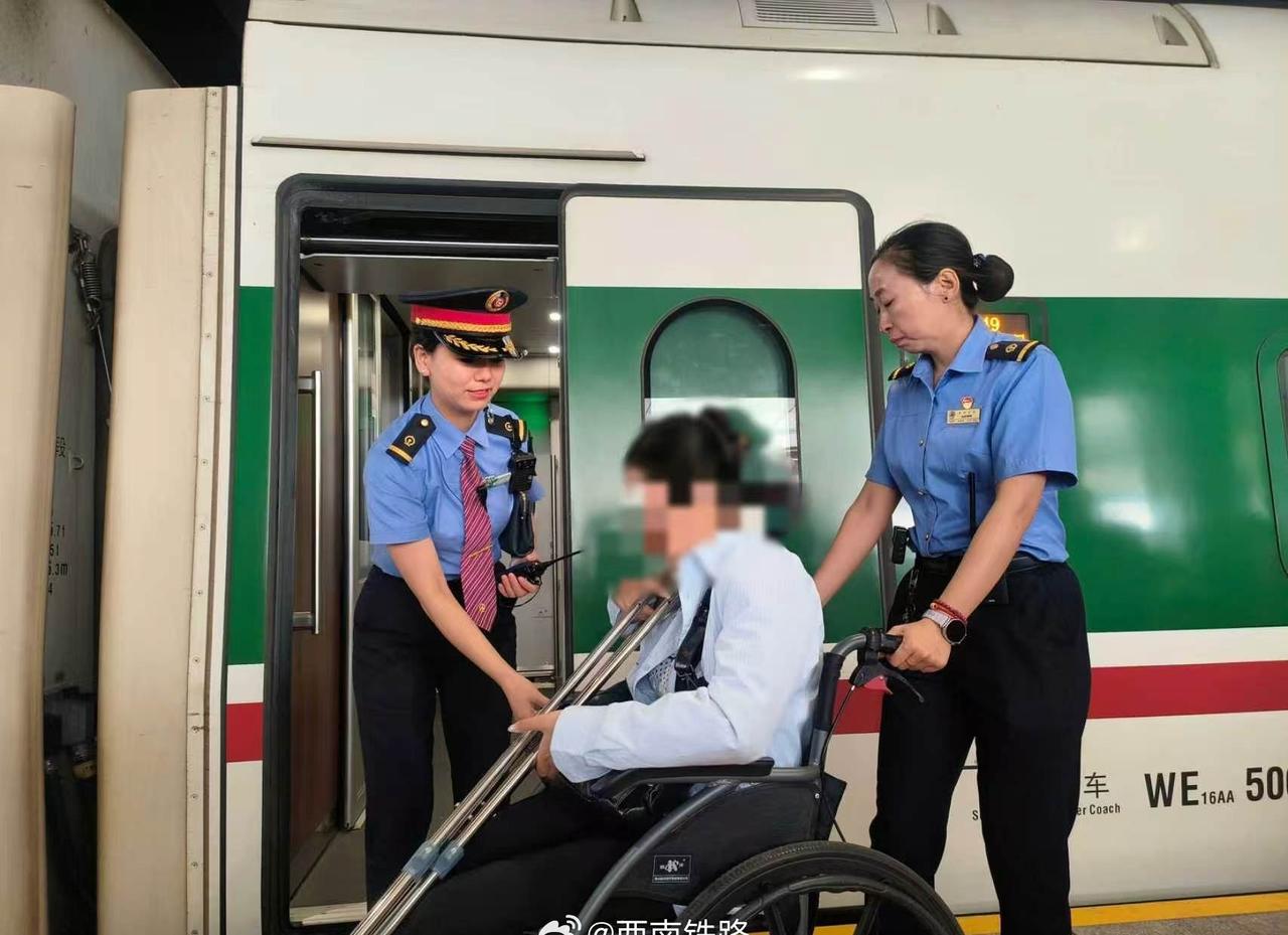 6月23日，D49次列车迎来一位行动不便的旅客，工作人员主动上前询问，并及时将旅