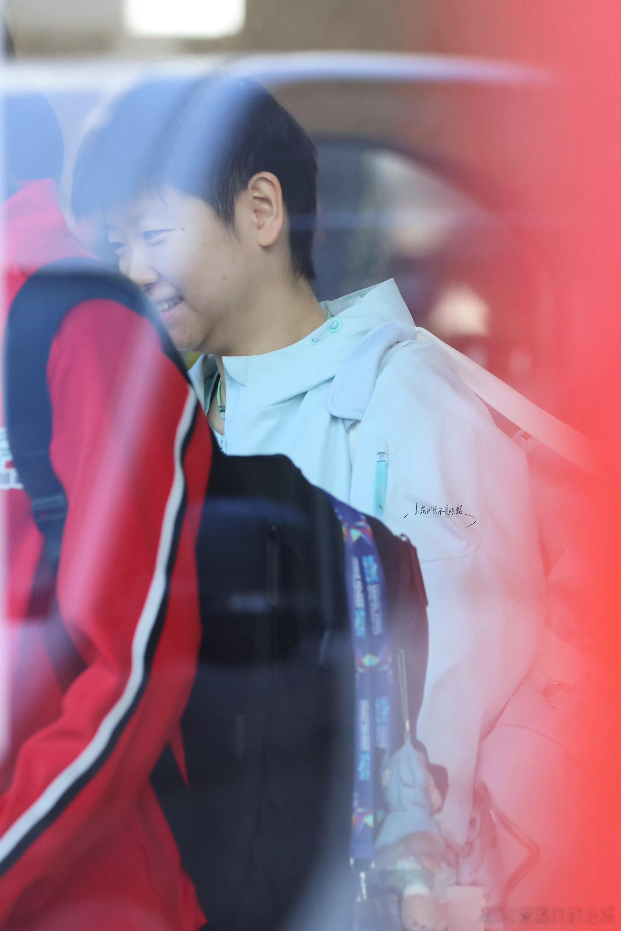 孙颖莎伦敦世乒赛训练状态轻松 明媚笑容治愈全场抵达伦敦后，孙颖莎迅速投入世乒赛备