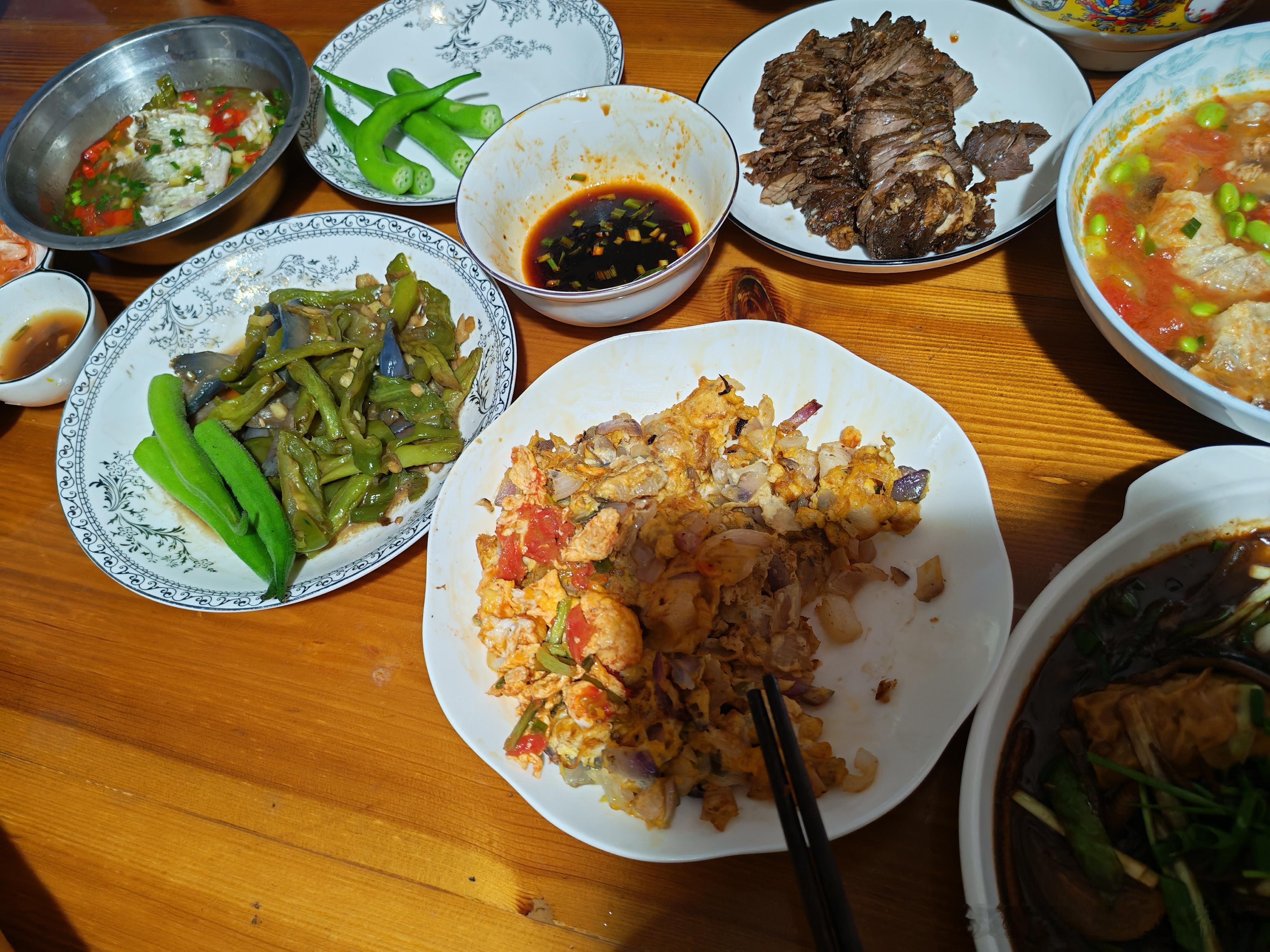 好好吃饭感谢大自然的馈赠和勤劳的父母，今天的蔬菜不花钱，来自姆妈的小菜园 
