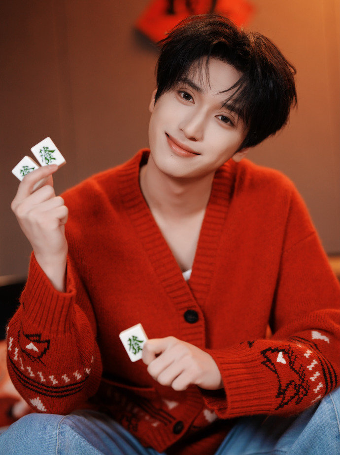 严浩翔初五迎财神九宫格严浩翔说今天发这套正好 严浩翔说今天发这套正好，严浩翔初五