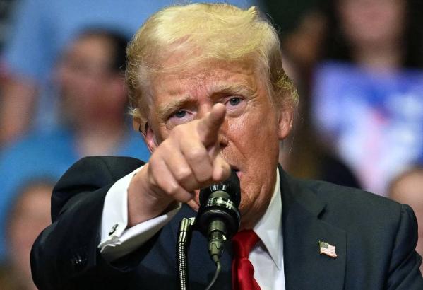 美国前众议长佩洛西，北京时间4月15日发文写道：唐纳德·特朗普和共和党人承诺降低