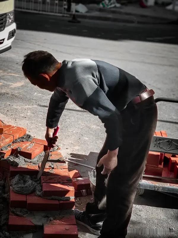 教育反思录（993）
补课如搬砖
一个室内
一个室外
一个消耗脑力
一个消耗体力