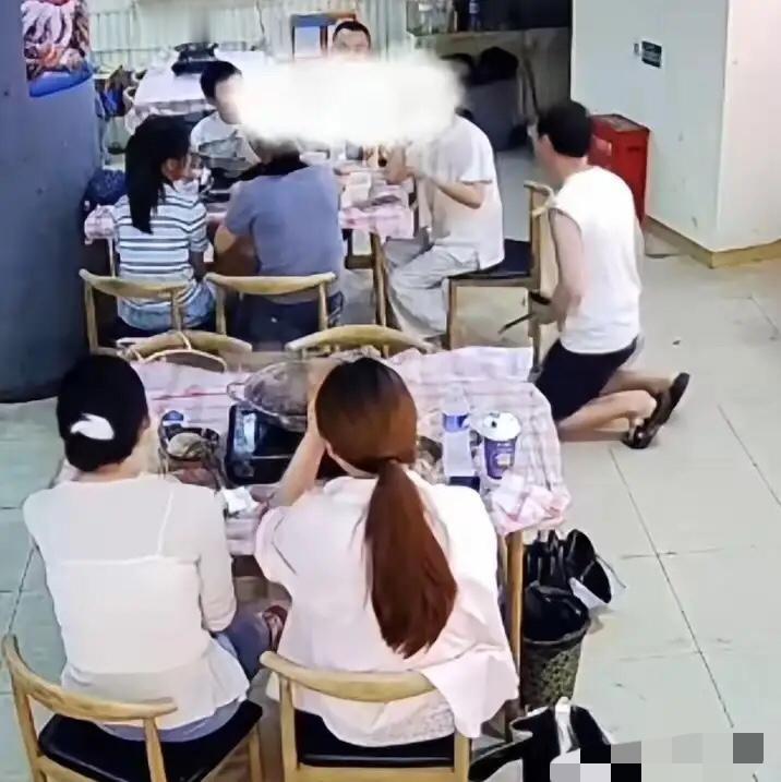 武汉一火锅店老板，当着满店客人，扑通跪下了。不是求饶，不是促销，而是求一桌聪明人