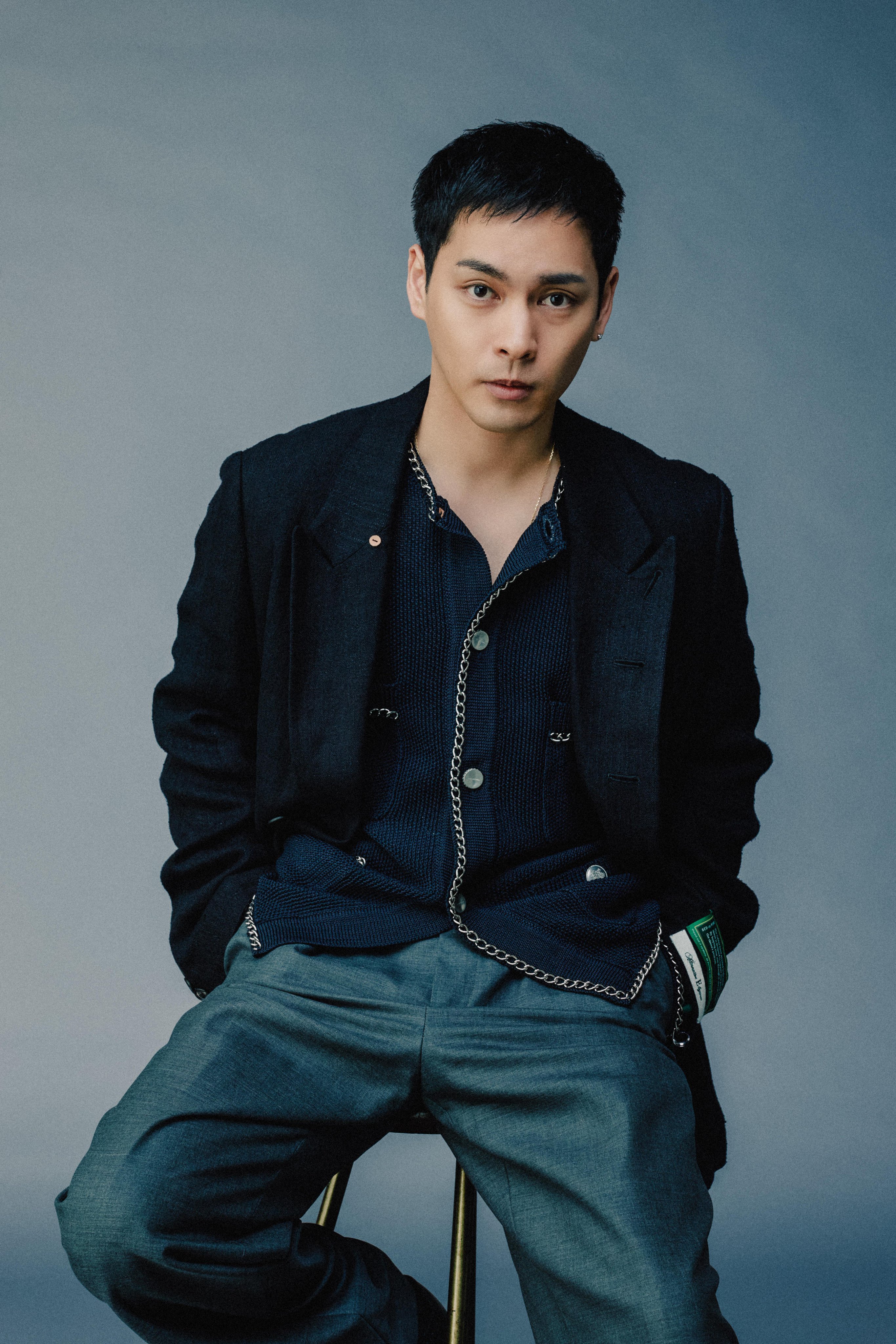 柳乐优弥为Netflix新剧《九条的大罪》拍摄的宣传照，本剧将于明天正式开播。 