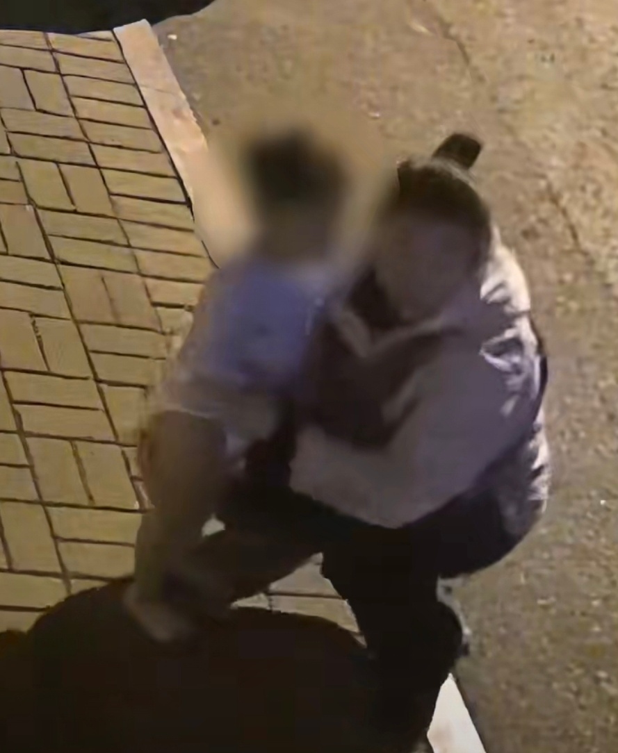 凌晨1点男童赤脚上街女子上前抱起凌晨1点的街头多危险啊！她居然毫不犹豫冲上去抱起