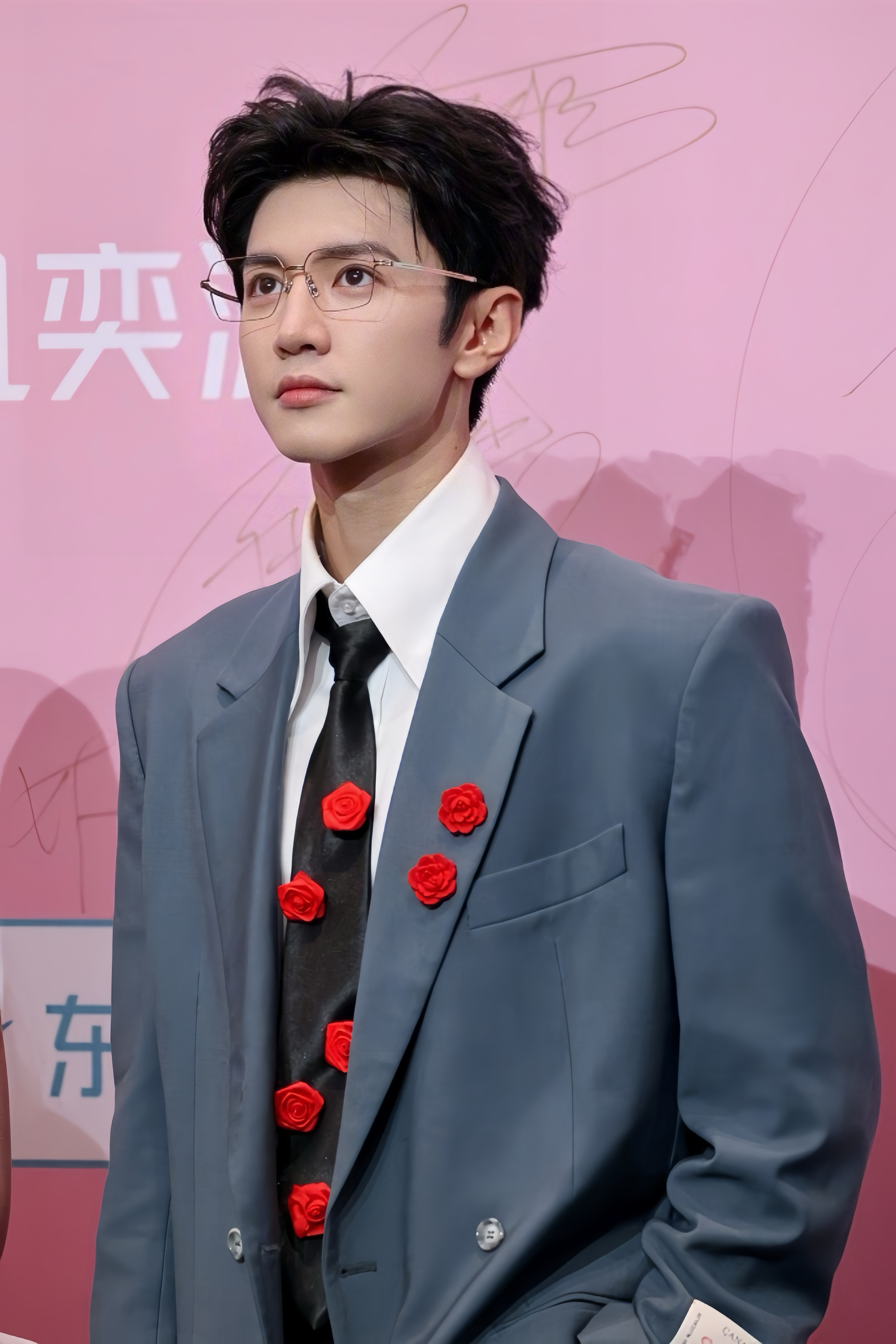 陈哲远红毯眼镜造型  今天陈哲远好帅呀 