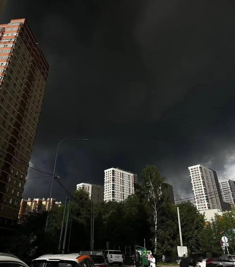 轮到俄罗斯挨打了！白天炸成了黑夜，莫斯科遭建城以来最大打击，毒气黑烟笼罩全城
 