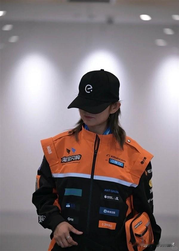 饿了么改名淘宝闪购这事儿，我不关心。

我关心的是，这骑手新的服装，怎么有点帅啊