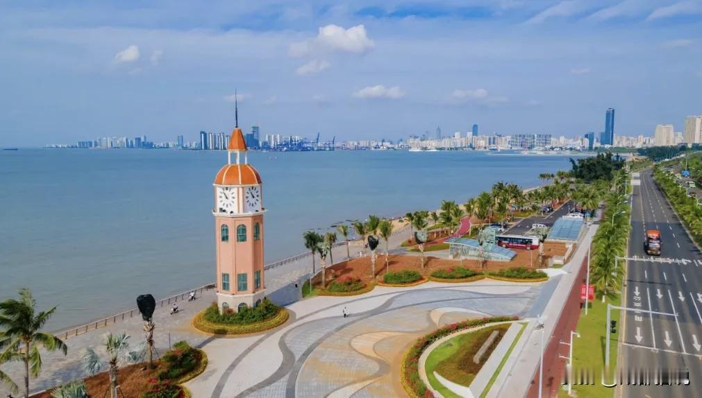 当夜幕降临黄金海岸：解码秀英“海经济”的夜间活力与文旅新业态

当白日的喧嚣褪去