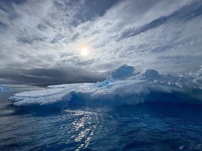 吴京也太会拍了！这组南极6宫格，把冰川的晶莹与脆弱、企鹅的呆萌与灵动完美捕捉。纯
