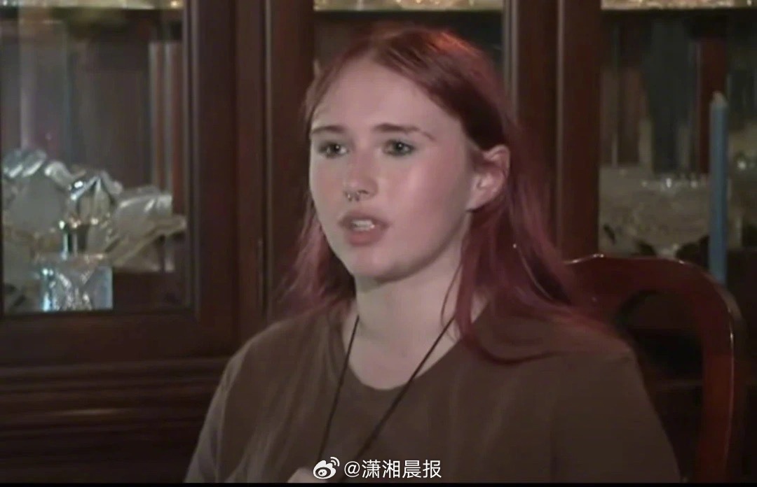 【#美国少女遭3米长鳄鱼咬脚拖下水#，#美国女孩被鳄鱼袭击猛揍抵抗终脱身#】媒体